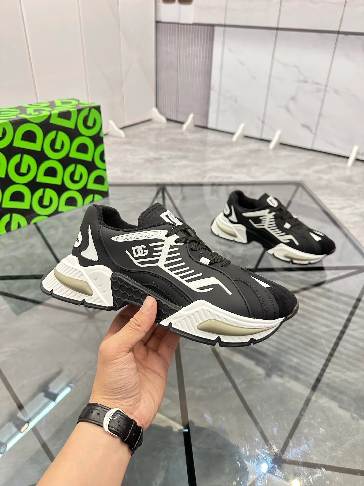 Men's shoes: 💰P560¥ Product trademark: DG "Dolce & Gabbana" low-top casual shoes Regular size: 35-44 (can be customized to 45.46) Couple style Product materials: Upper imported cowhide stitching original material, breathable lining, original outsole. Number: 803